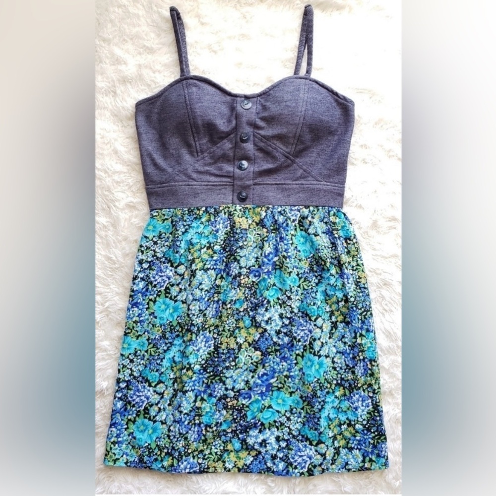 Fitted padded  top w/adjustable straps. Denim top/floral skirt, back zip closure